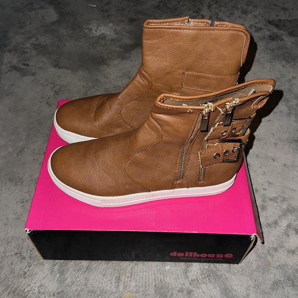 Tan colored boots with gold belts on the sides - Picture 4 of 5